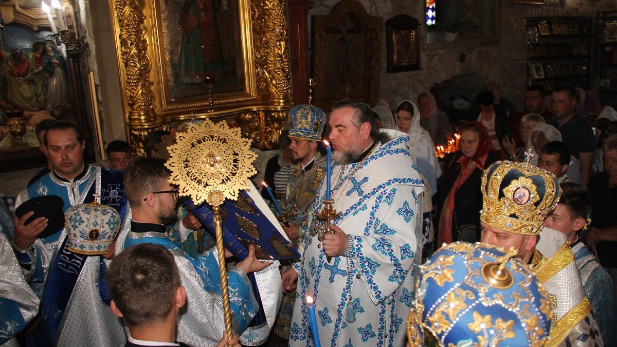 До чудотворної ікони Матері Божої Тернопільської припадаємо
