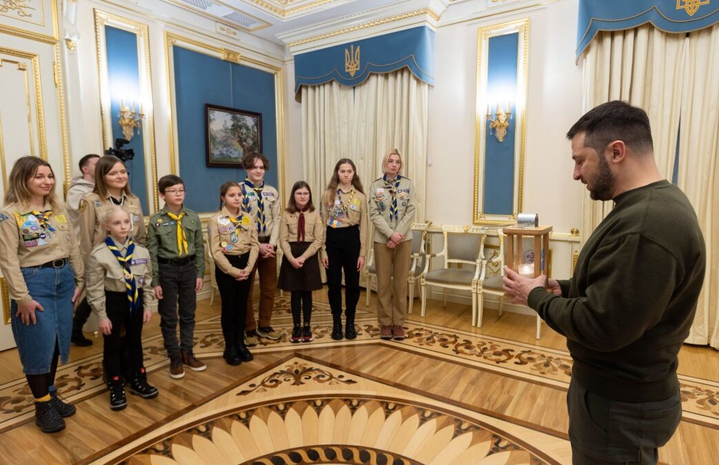 Президентові України передали Вифлеємський вогонь миру