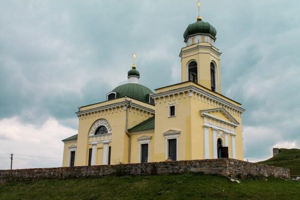 УПЦ МП передала ключі від церкви Олександра Невського державному заповіднику "Хотинська фортеця": крок у збереженні культурної спадщини України.
