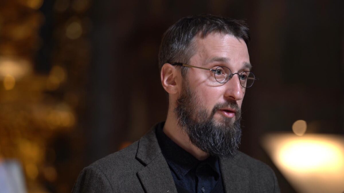 Художній дует вшановує пам’ять загиблих бійців серією картин на ящиках з-під набоїв