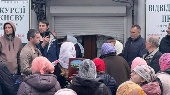 У Києві прихильники УПЦ МП пішли на штурм Лаври: відео з місця подій
