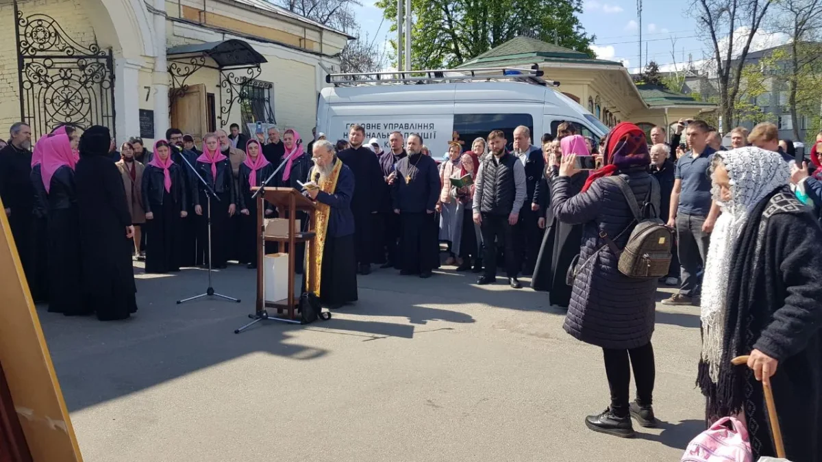 Митрополит Онуфрій молиться на акафісті преподобним Печерським під Києво-Печерською лаврою