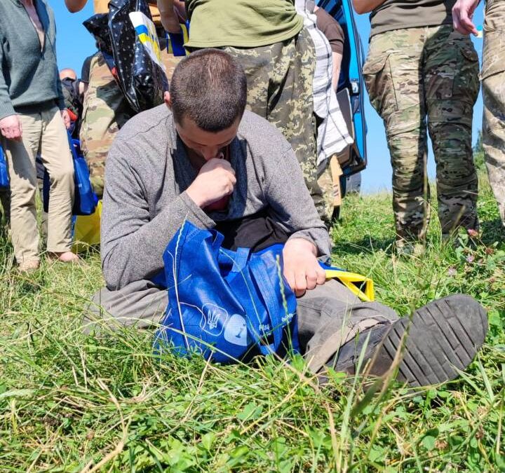 Українські герої повертаються додому: 45 воїнів та двоє дітей, які були у полоні, звільнені та повернулися до своїх рідних