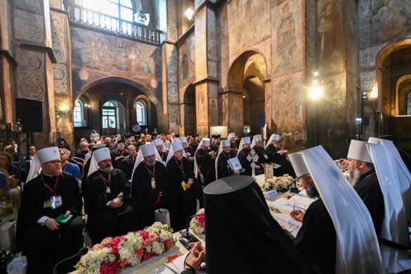 Президент України Володимир Зеленський підкреслив: “Ворожі ракети й снаряди не зіб’ють нас з цього шляху, ми відбудуємо зруйновані храми, де лунатиме молитва за нашу Україну, за її народ, за її військо”.