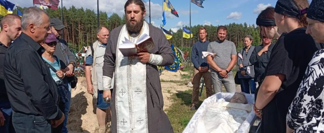 В останній путь загиблих через ракетний удар: Чернігівська єпархія прощається з жертвами трагедії