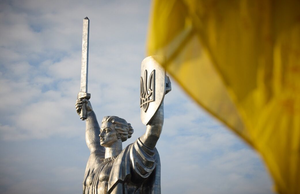 Український прапор є джерелом волі й незламності всіх воїнів, які борються за нашу землю – Президент на церемонії підняття Державного прапора