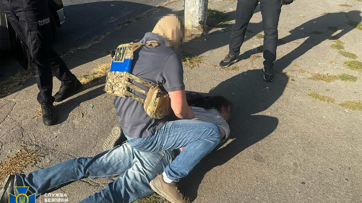 СБУ затримала у Херсоні священника УПЦ (МП), який торгував російською зброєю та боєприпасами (відео)