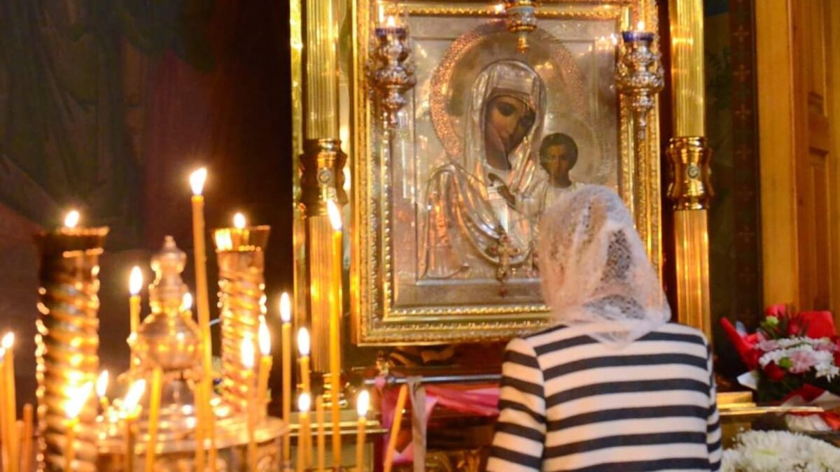 Молитва матерів і дітей: Надія та об’єднання в часи війни