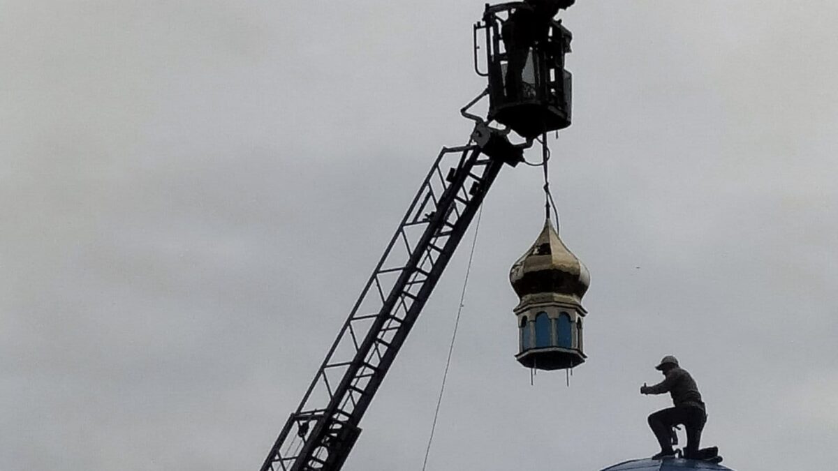 Символ Віри та Єдності: Освячення хреста і підняття купола в Ставропігійному храмі Святих Жон-Мироносиць