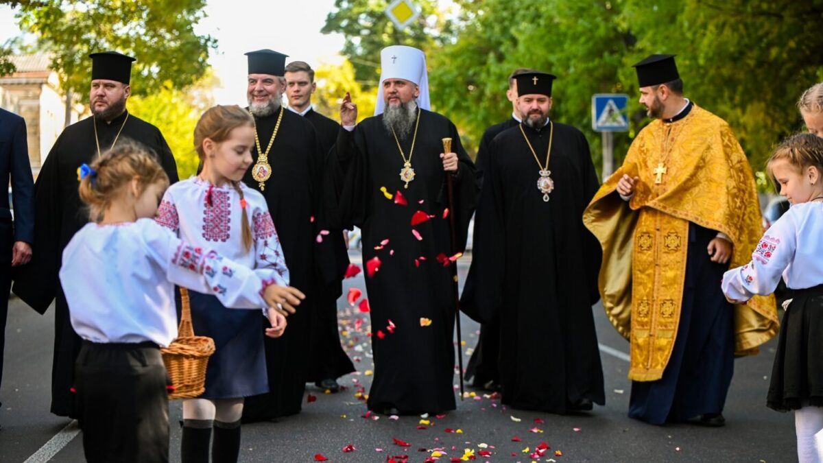 Митрополит Епіфаній Освятив Хрест на Куполі Собору Різдва Христового в Одесі