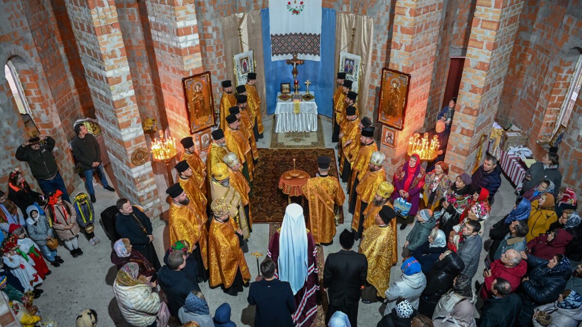 Освячення хрестів на Введенському храмі в с. Гнатівка: Митрополит Епіфаній молиться за Україну