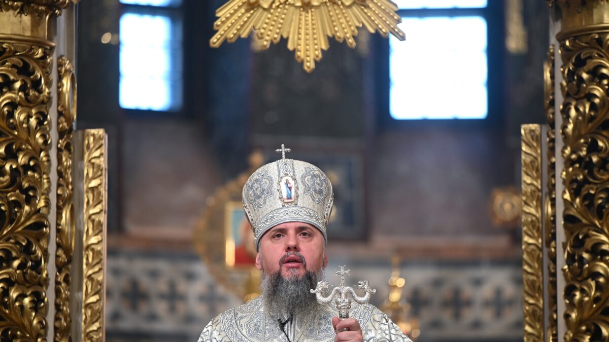 Архистратиг Михаїл не лише очолює вірних ангелів, але також допомагає людям, які зі зброєю в руках захищають правду і добро, – Митрополит Епіфаній