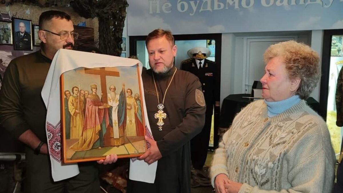 Сімейна реліквія на захисті: Лідія Бовчалюк передала ікону воїнам 100-ї бригади