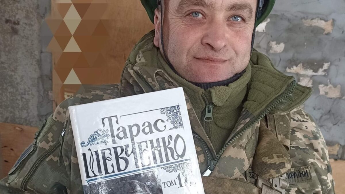 Молитва на Сході: Душевне звернення замерзлого та нескореного погодніми умовами воїна-захисника України