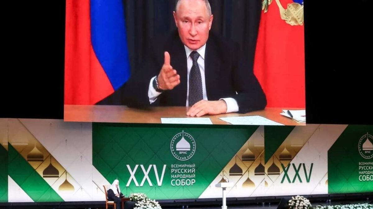 “Святий Владімір” – РПЦ молиться на образ Путіна: прем’єра відбулась на 30-му форумі Всесвітнього Російського Народного Собору під патронатом патріарха Кіріла