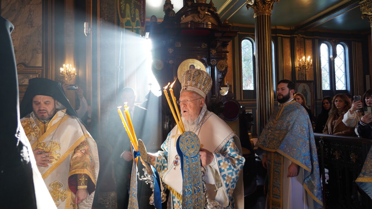 Вселенський Патріарх Варфоломій Очолив Божественну Літургію в Болгаромовній Церкві: Історичний Момент Єднання