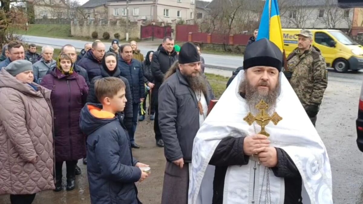 Національна Ганебна Трагедія на Тернопільщині: Симпатики Руського Міра Спробували Скасувати Урочисте Прощання з Полеглим Воїном під Гімн України