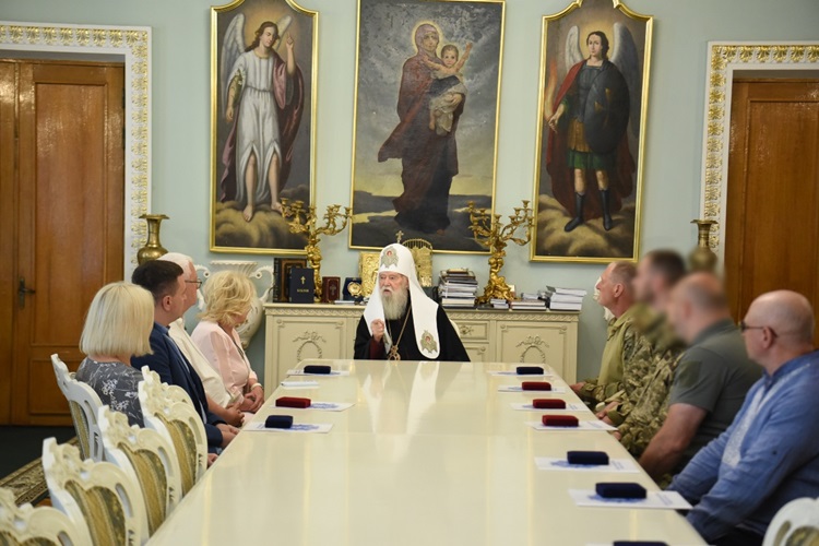 Патріарх Філарет нагородив героїв України у День Конституції