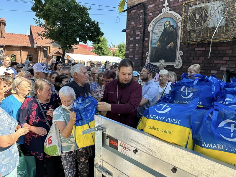 Православна Церква України підтримує мешканців Нікополя під обстрілами