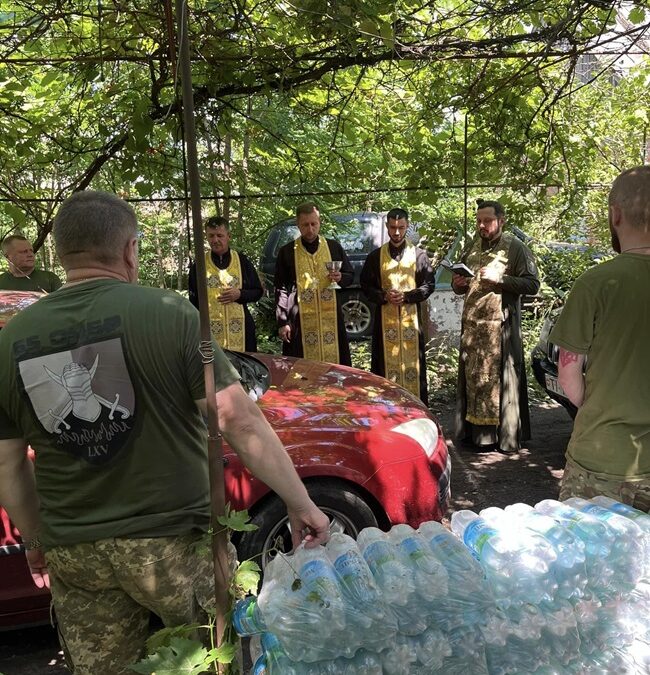 Священики ПЦУ відвідали бійців на передовій: молитва та допомога для захисників України