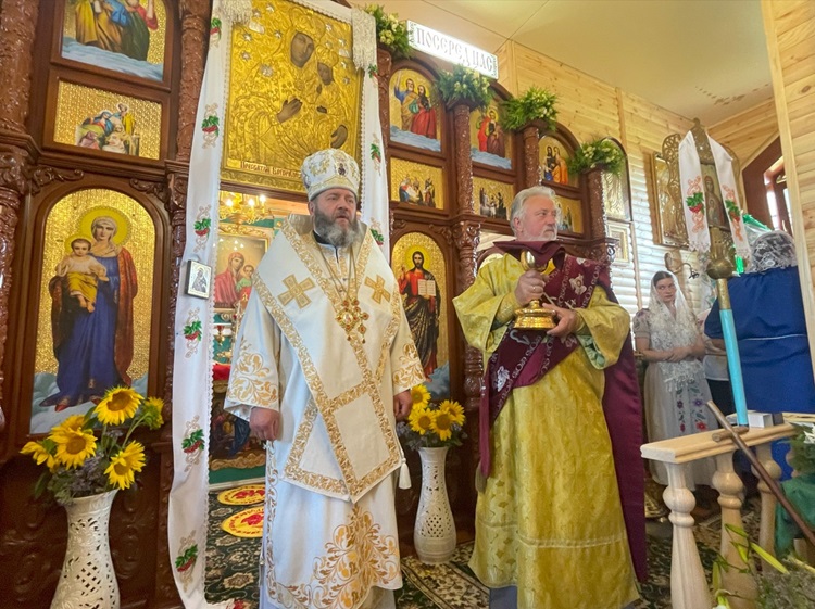 Митрополит Михаїл освятив новий іконостас у Городищі-2