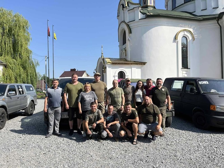 Волонтери з Полонного вирушили на фронт з благословення Архієпископа Павла