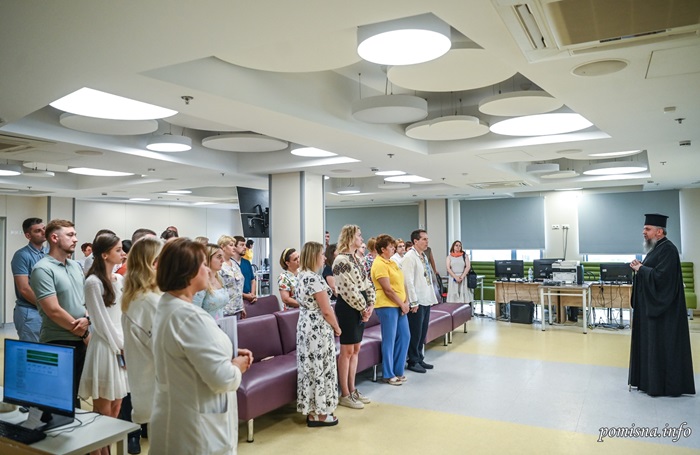 Митрополит Епіфаній відвідав лікарню «Охматдит», що постраждала від обстрілу
