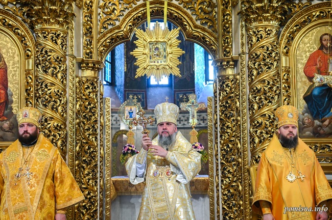 Молитва за Україну: Божественна літургія у Свято-Михайлівському соборі