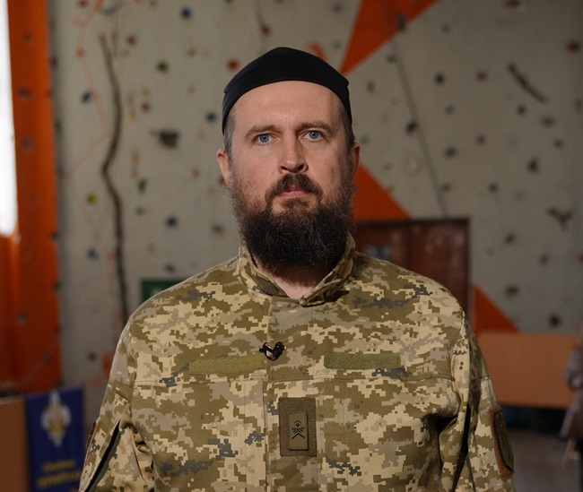 Віра і відвага: історія військового капелана Степана Хміля