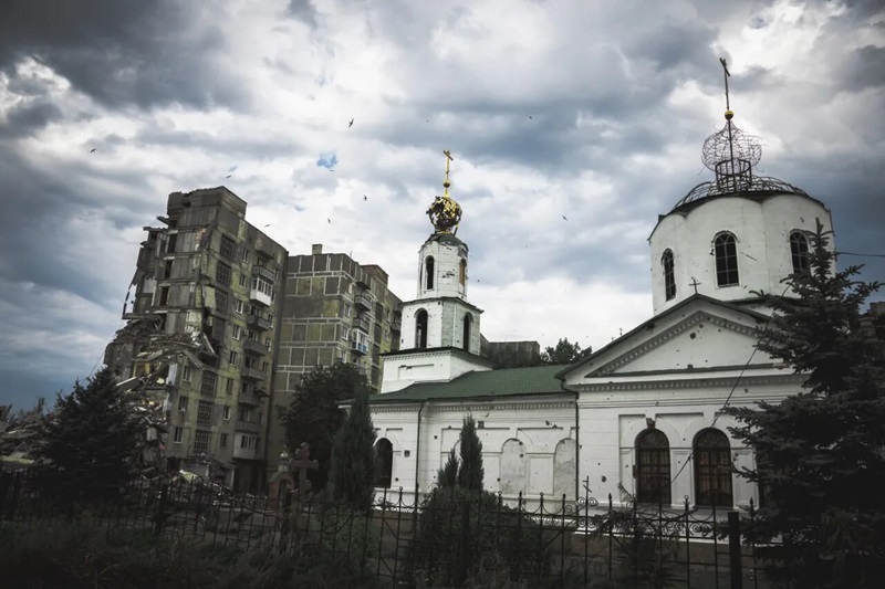 У Торецьку під російськими обстрілами руйнується Свято-Макаріївський храм