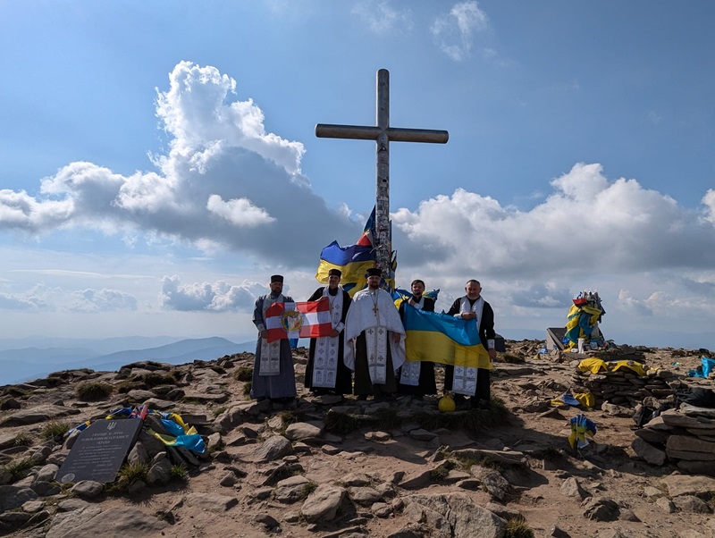 Пам’ять та молитва на найвищій точці України: священики підкорили Говерлу