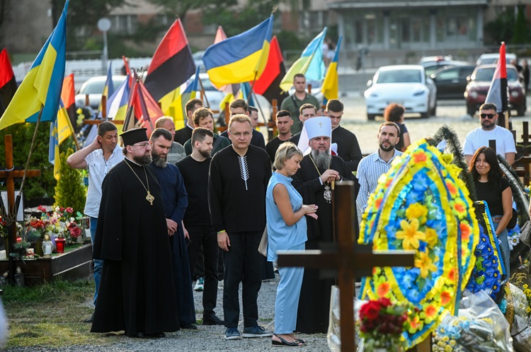 Блаженнійший Митрополит Епіфаній Помолився за Полеглих Героїв на Личаківському Цвинтарі