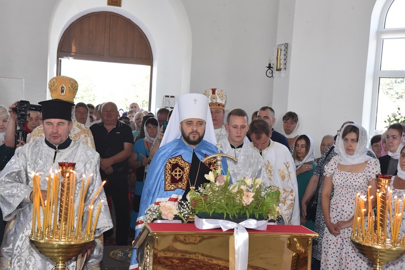 Нове духовне серце Сморжева: митрополит Іларіон освятив храм і звершив літургію