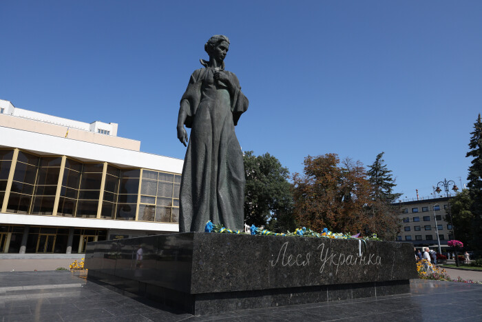 Луцьк відзначає пам’ять Лесі Українки: панахида перед пам’ятником письменниці