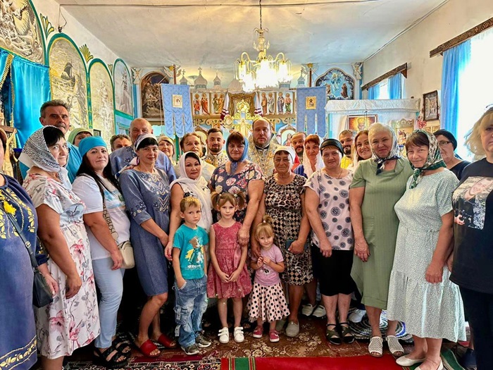 Вшанування загиблих героїв: візит митрополита Симеона до Великомихайлівки