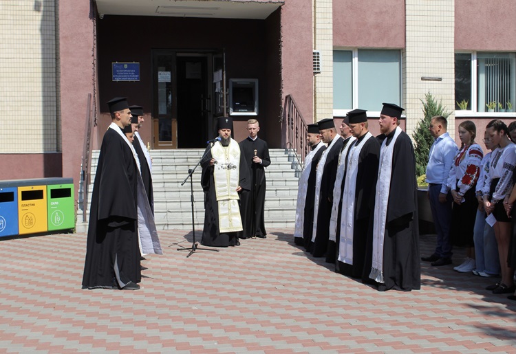 Владика Агапіт вручив посмертні нагороди Героям Білогородської громади