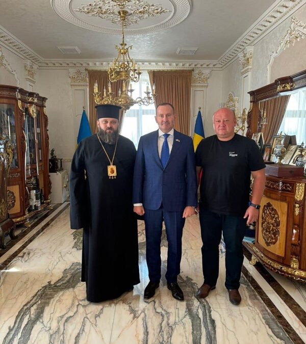 Архієпископ Павло та ректор Олег Омельчук привітали Миколу Скрипковського з 3-річчям консульської діяльності