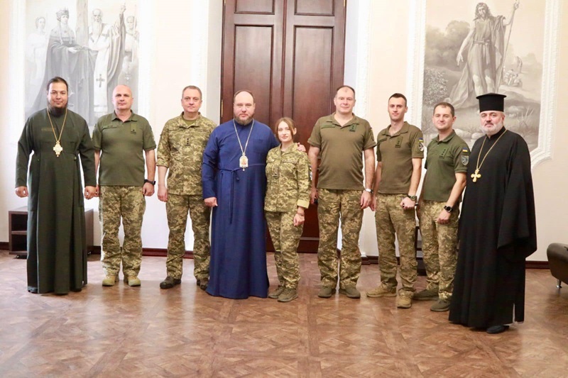 Митрополит Дніпровський Симеон нагородив захисників України церковними відзнаками