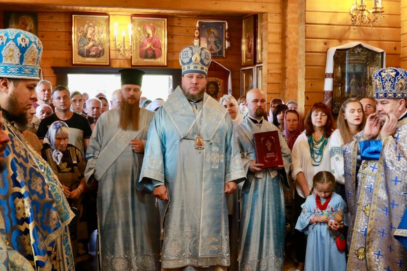 Митрополит Симеон очолив святкову літургію у Материнському храмі Дніпра