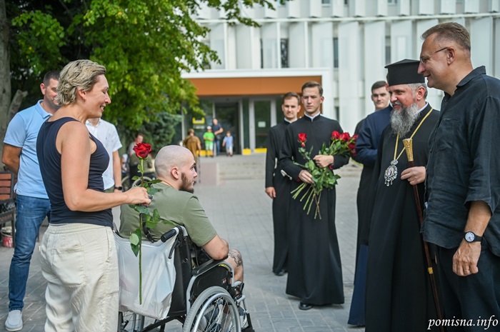 Митрополит Епіфаній провідав поранених захисників у Львові та відвідав Центр «Незламні»