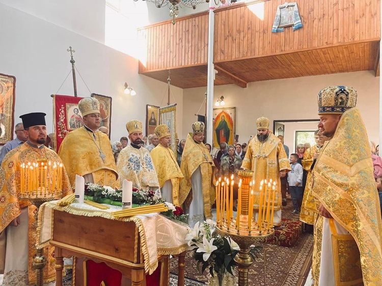 Освячення Свято-Миколаївського храму у Гукові: архієпископ Павло звершив молитву за Україну