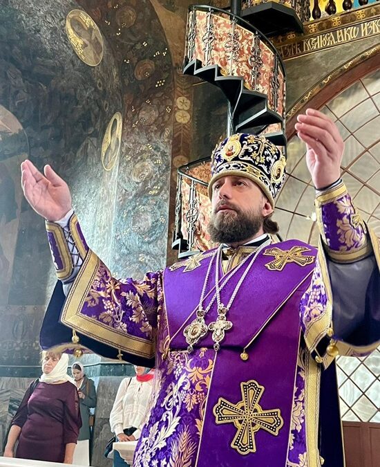 Воздвиження Хреста Господнього: у Лаврі відслужили літургію з молитвами за мир