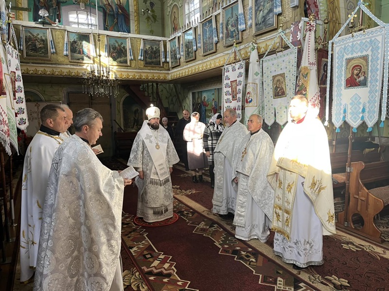 Єпископ Авраамій відслужив літургію та молитву за спочилих у селі Домашів