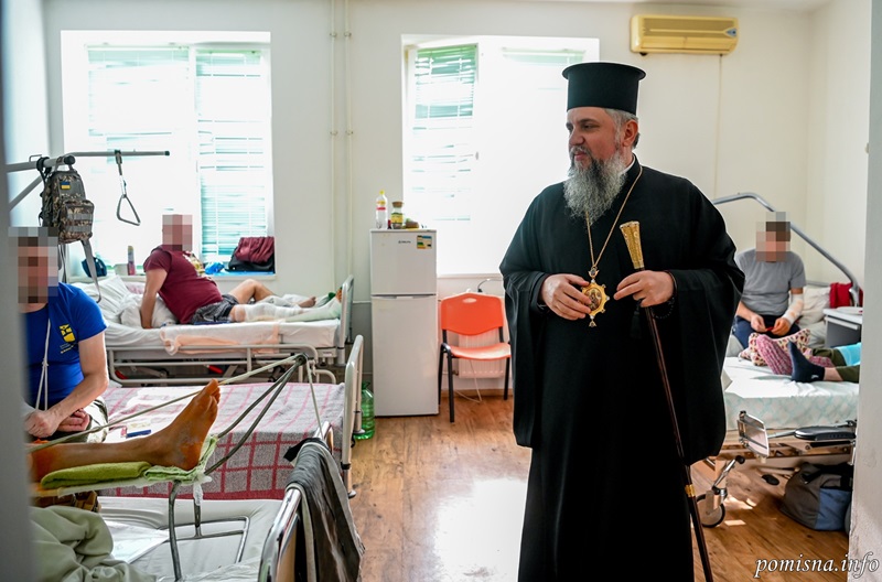 Блаженнійший Митрополит Епіфаній відвідав закарпатську лікарню для підтримки захисників України