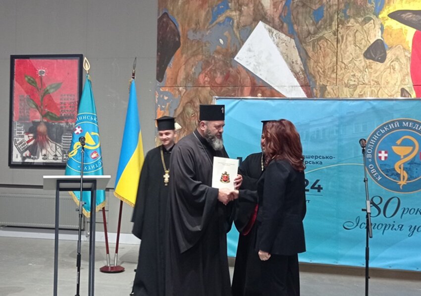 Митрополит Луцький нагородив проректора Волинського медичного інституту під час святкування ювілею