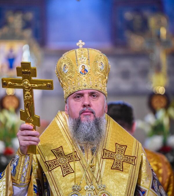 Митрополит Епіфаній очолив літургію у Свято-Михайлівському соборі: молитви за Україну та її воїнів