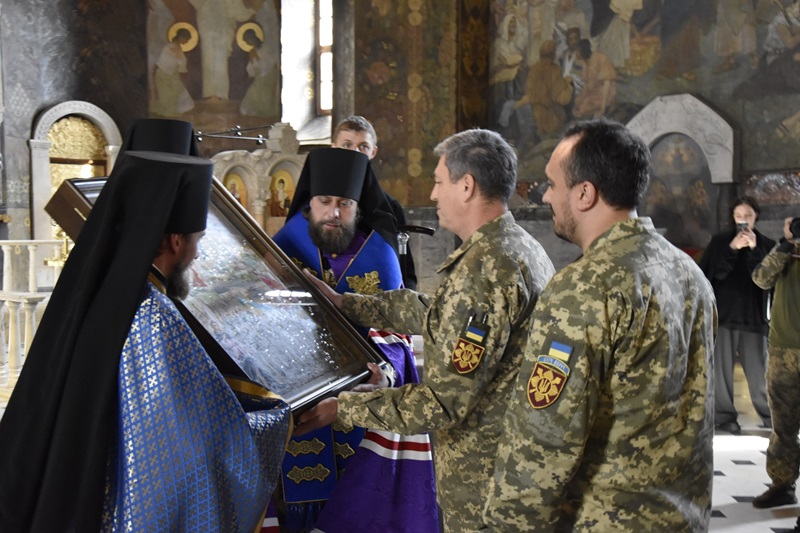Освячені ікони покровителів передали трьом військовим бригадам ЗСУ