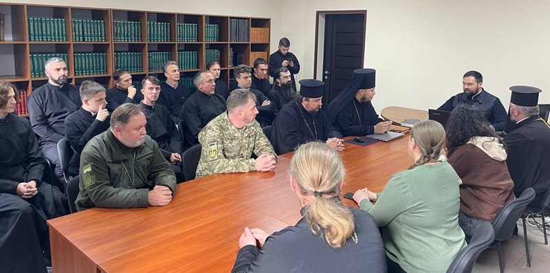 Духовний фронт капеланів: круглий стіл у Дніпровській духовній семінарії