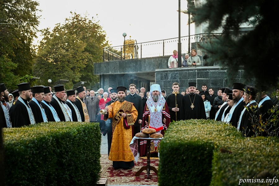 Першосвятительський візит Митрополита Епіфанія на Рівненщину: молитва за спочилих