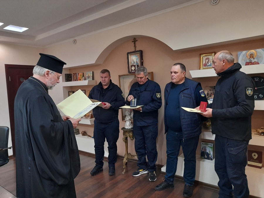 Церковні нагороди за службу: ПЦУ вшанувала херсонських рятувальників